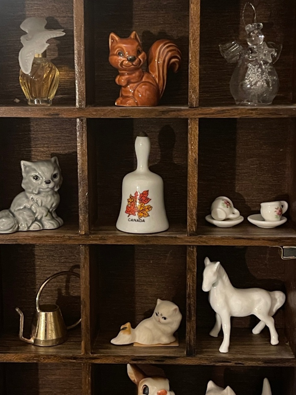 Vintage My Collection By Enesco Wooden Miniature Display Cabinet & 27 pieces - Picture 6 of 9